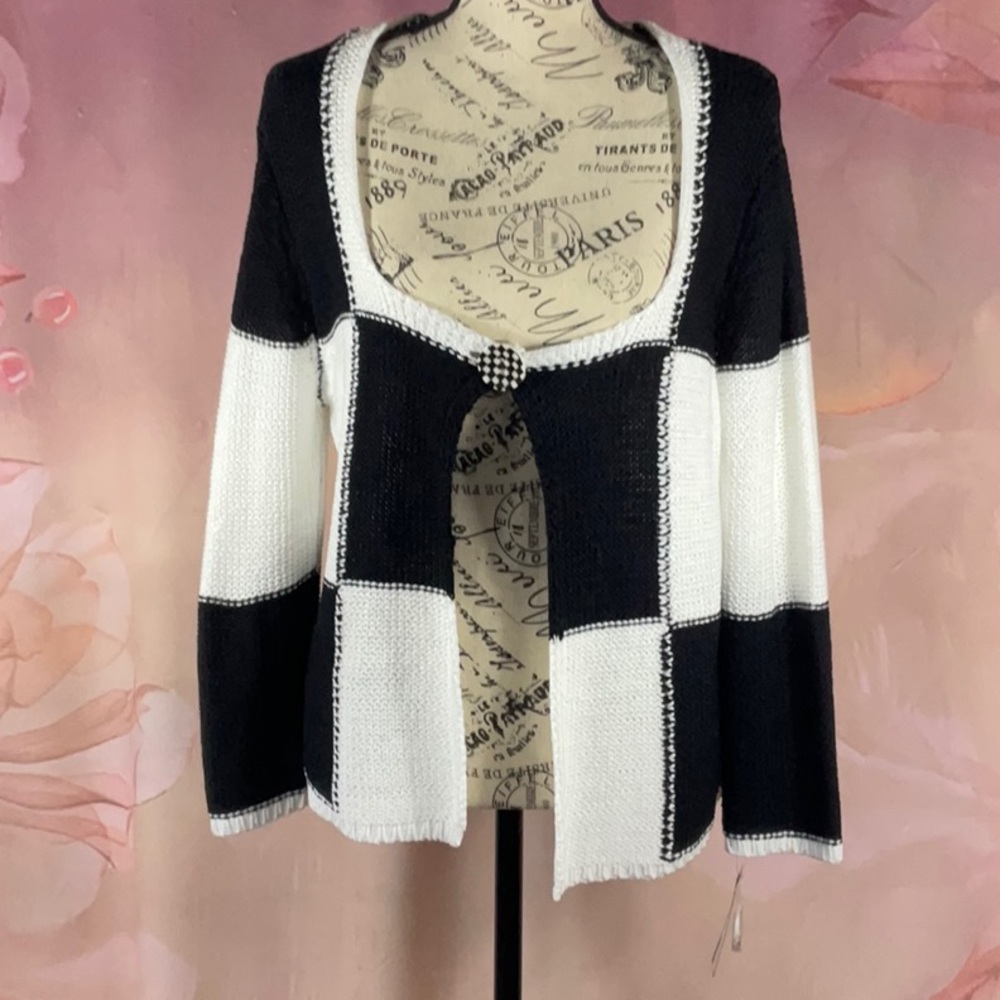 CARTISE - *NWT* - Black and White Sweater.  22” long from center back.  Size M